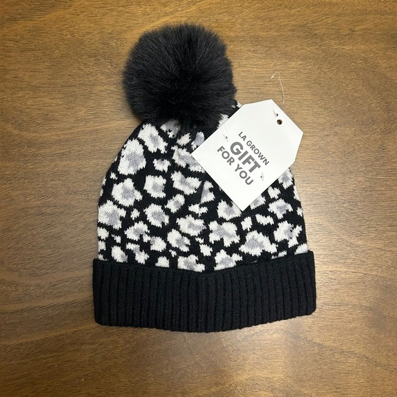 LA Grown Knit Pom-Pom Beanie Hat Animal Print White Black One Size (0336) - Picture 3 of 9